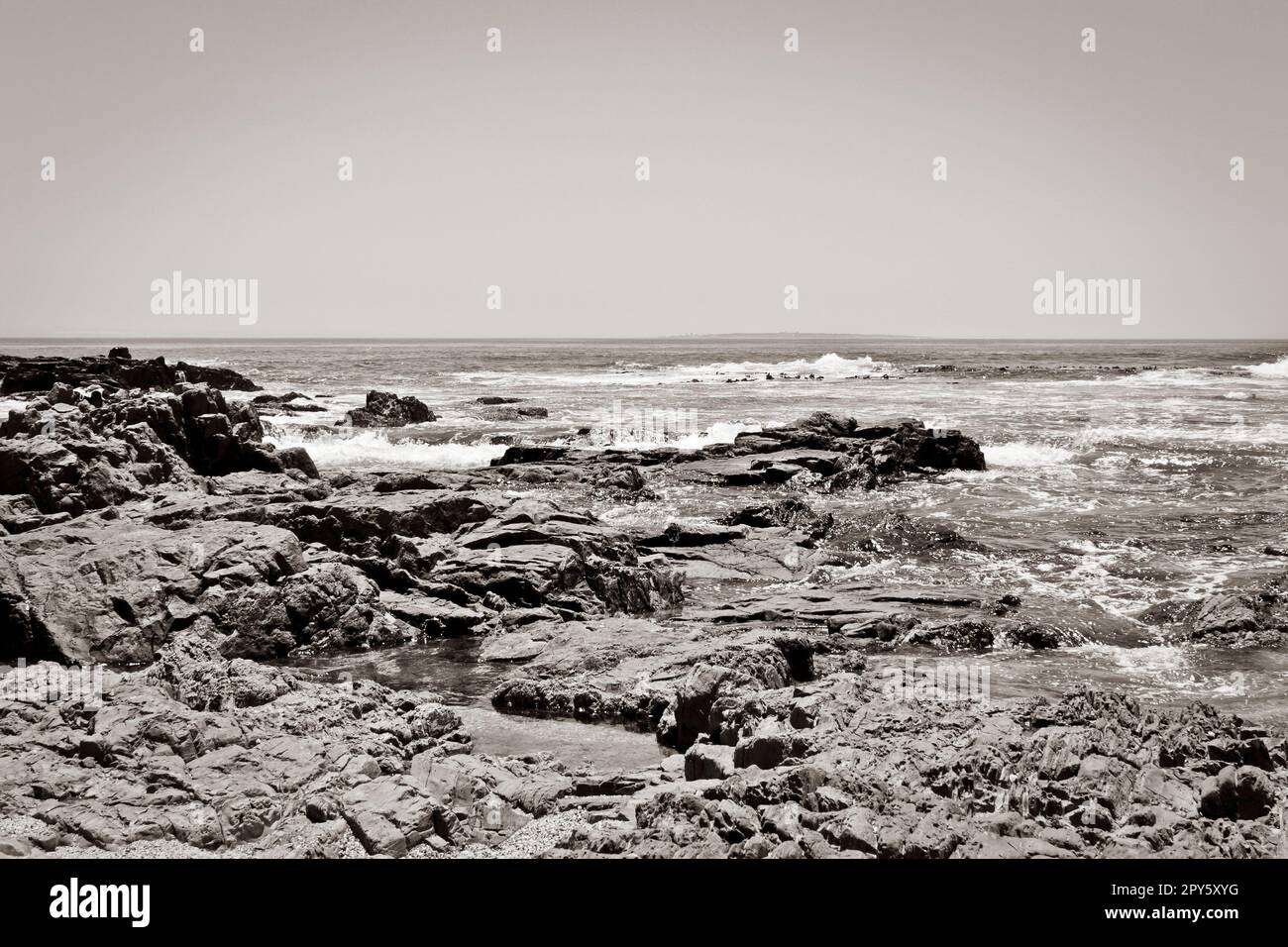 Robben Island vom Sea Point Kapstadt aus gesehen, Südafrika. Stockfoto
