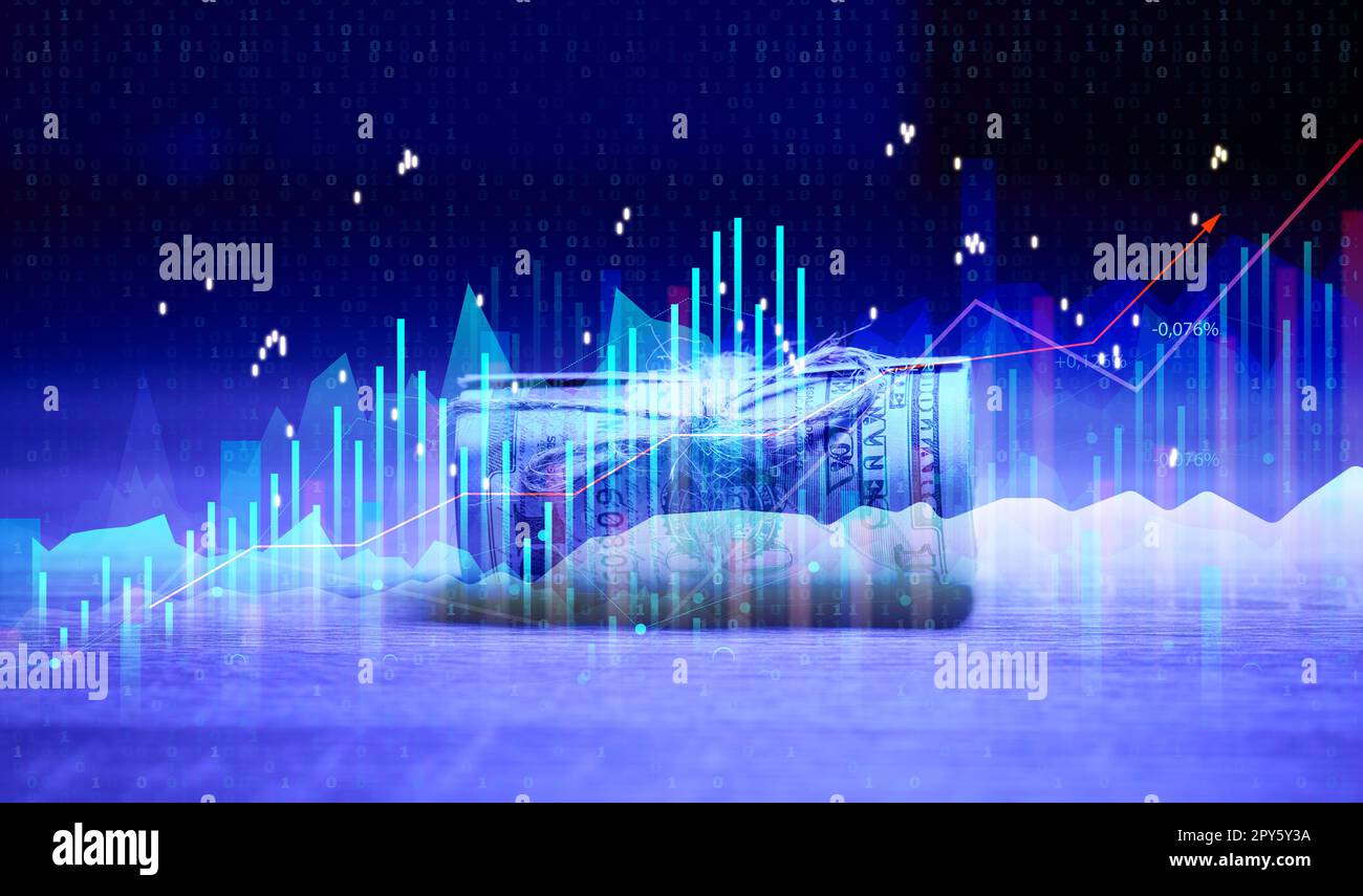 Rolle mit hundert Dollar Scheinen, gebunden mit einem Seil und einem Diagramm mit steigenden Zinsen. Konzept des Einkommenswachstums, hohe Marge, profitables Geschäft Stockfoto