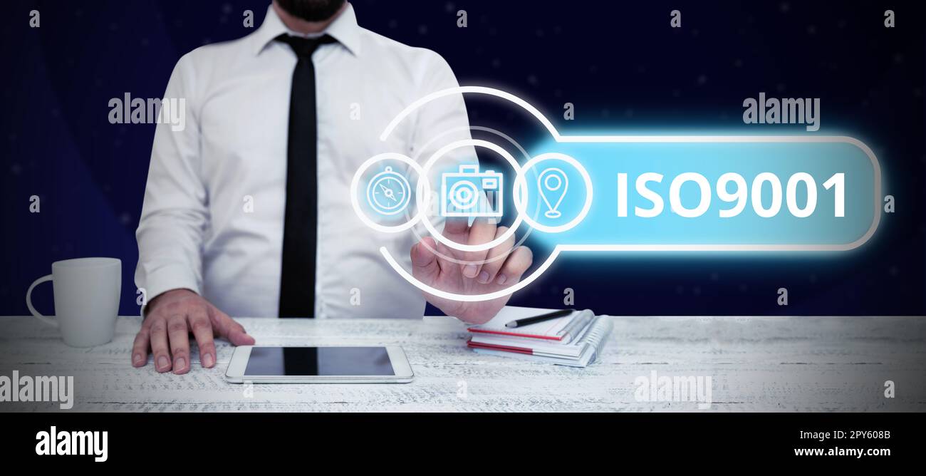 Textzeichen mit ISO9001. Wort, das auf dem entsprechenden internationalen Standard geschrieben ist, befolgt, um die Anforderungen des Kunden zu erfüllen Stockfoto
