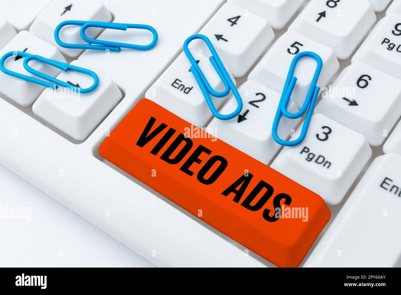 Text mit Inspirationsvideos. Geschäftsideen binden das Publikum in Form von Werbung mit Videoinhalten ein Stockfoto