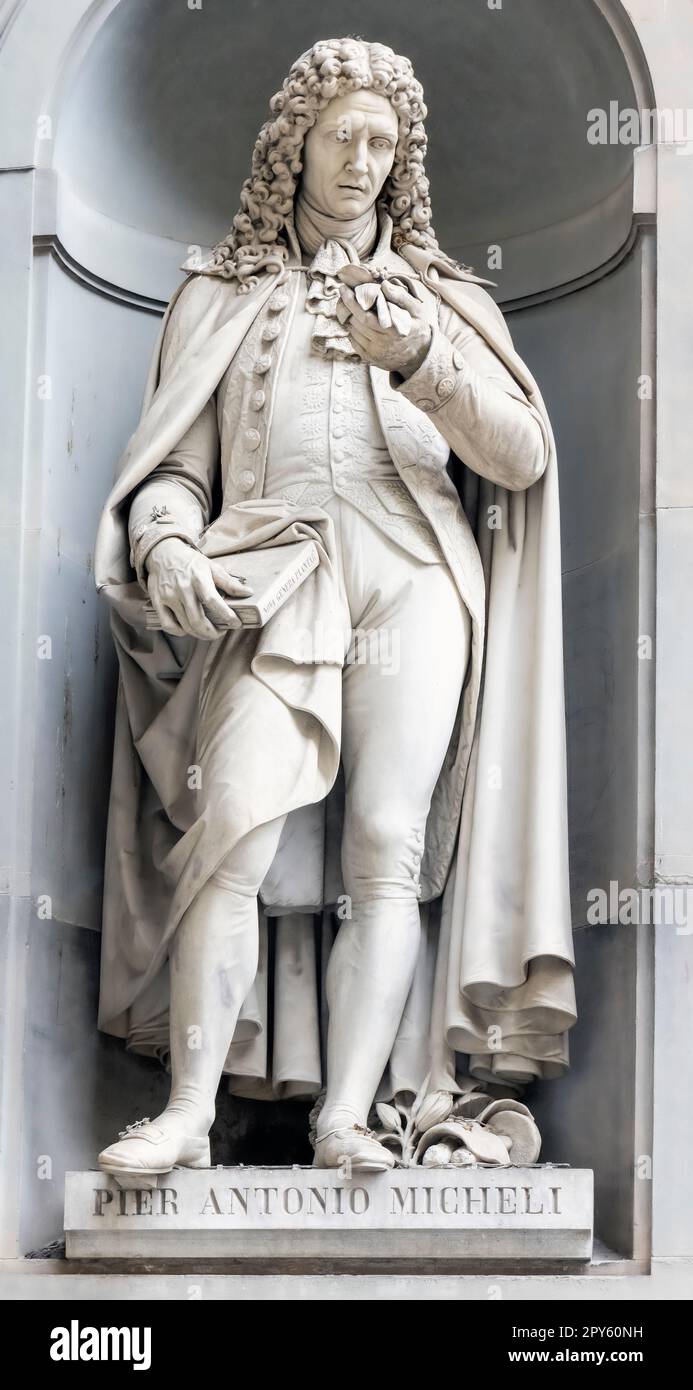 Florenz, Toskana, Italien. Statue an der Piazzale degli Uffizien des Pier Antonio Micheli, 1679 - 1737. Italienischer Botaniker. Das historische Zentrum von Florenz i Stockfoto