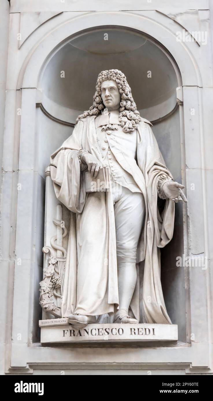 Florenz, Toskana, Italien. Statue an der Piazzale degli Uffizien von Francesco Redi, 1626 - 1697. Italienischer Arzt, Naturforscher, Biologe und Dichter. Das KIS Stockfoto