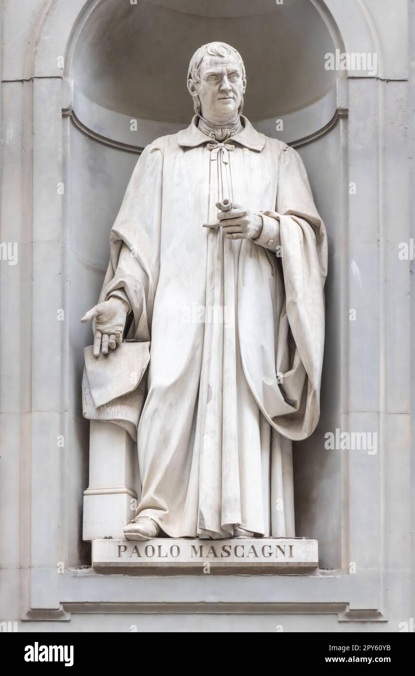 Florenz, Toskana, Italien. Statue an der Piazzale degli Uffizien von Paolo Mascagni, 1755-1815. Italienischer Arzt und Anatomist. Das historische Zentrum von Flo Stockfoto