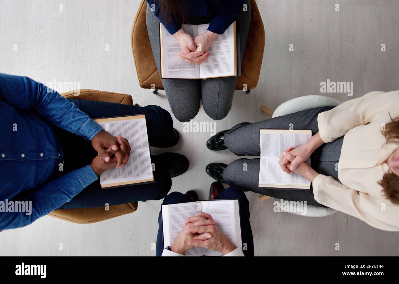 Gruppe Multiethnischer Freunde, Die Bibel Lesen Stockfoto