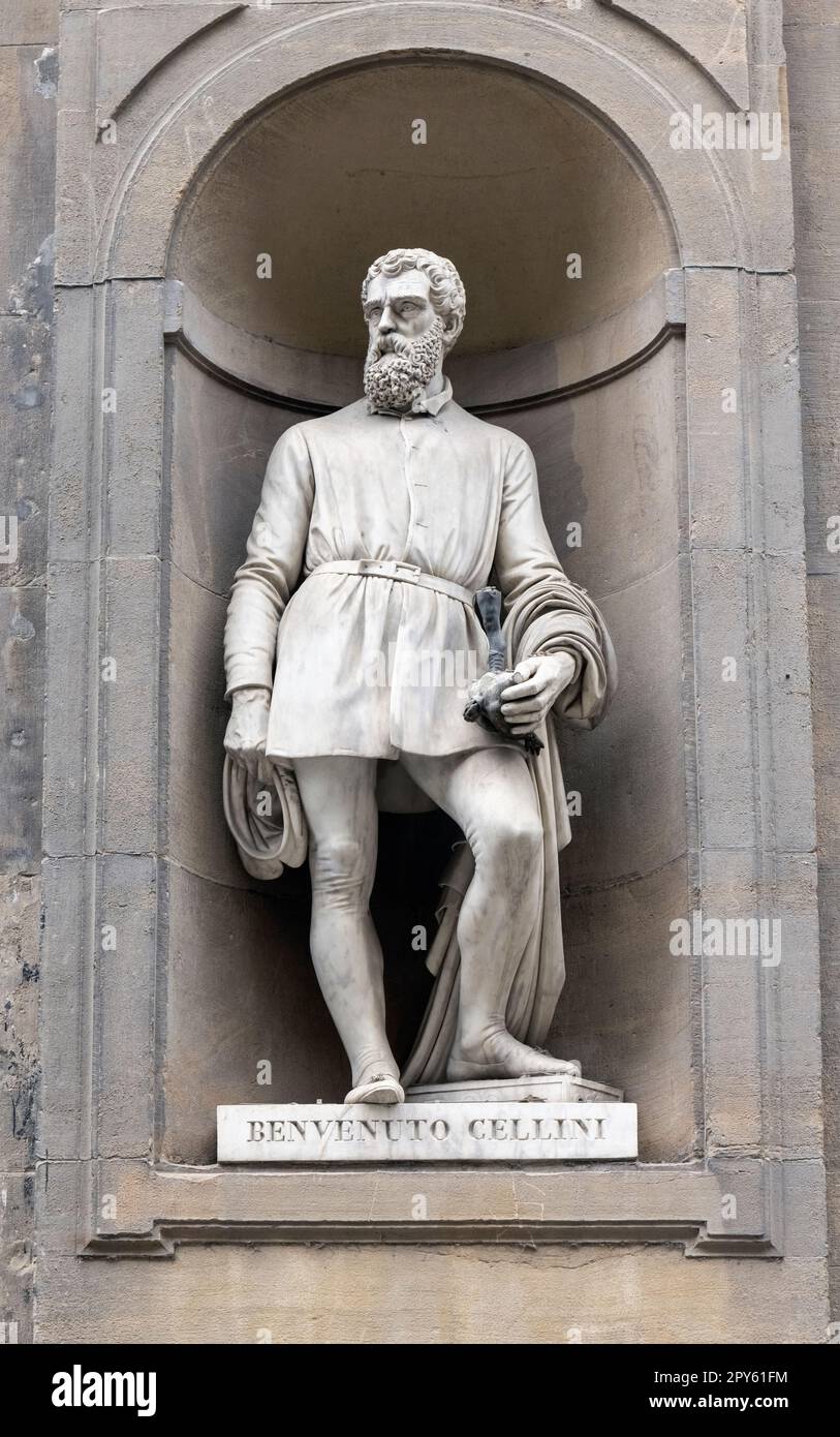 Florenz, Toskana, Italien. Statue an der Piazzale degli Uffizien von Benvenuto Cellini, 1500-1571. Italienischer Goldschmied, Bildhauer, Künstler. Das historische Zentrum Stockfoto