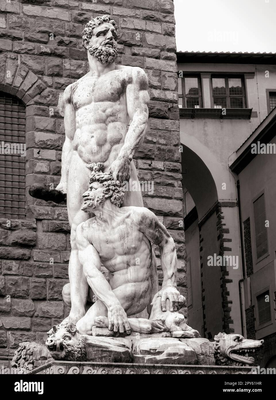 Marmorstatue von Herkules und Cacus rechts vom Eingang des Palazzo Vecchio auf der Piazza della Signoria, Florenz, Toskana, Italien. Die s Stockfoto