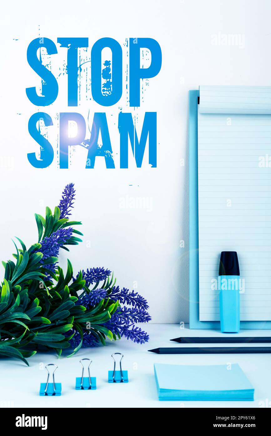 Schild mit „Spam stoppen“. Business Showcase Beenden Sie die aufdringlichen oder unangemessenen Nachrichten, die über das Internet gesendet werden Stockfoto