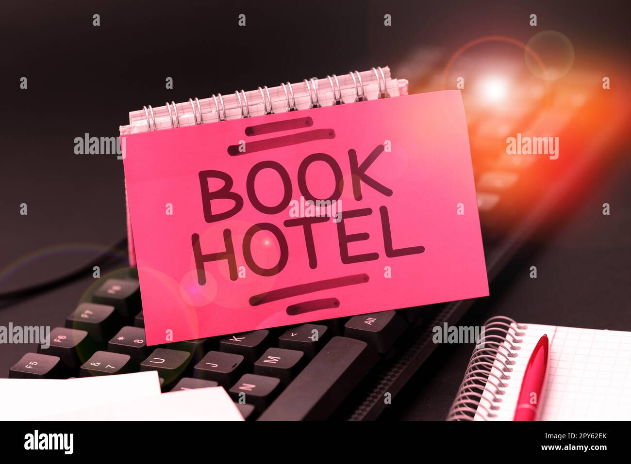 Textunterschrift zur Präsentation des Buchhotels. Internetkonzept eine Vereinbarung, die Sie für ein Hotelzimmer oder eine Unterkunft treffen Stockfoto