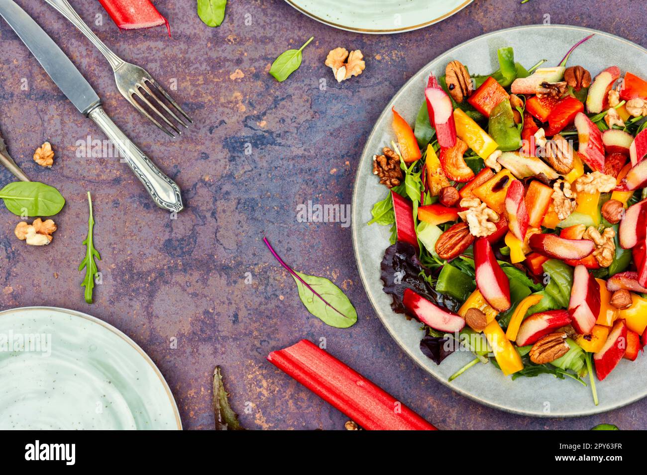 Frühlingssalat mit Rhabarber, gesunde Nahrung. Stockfoto