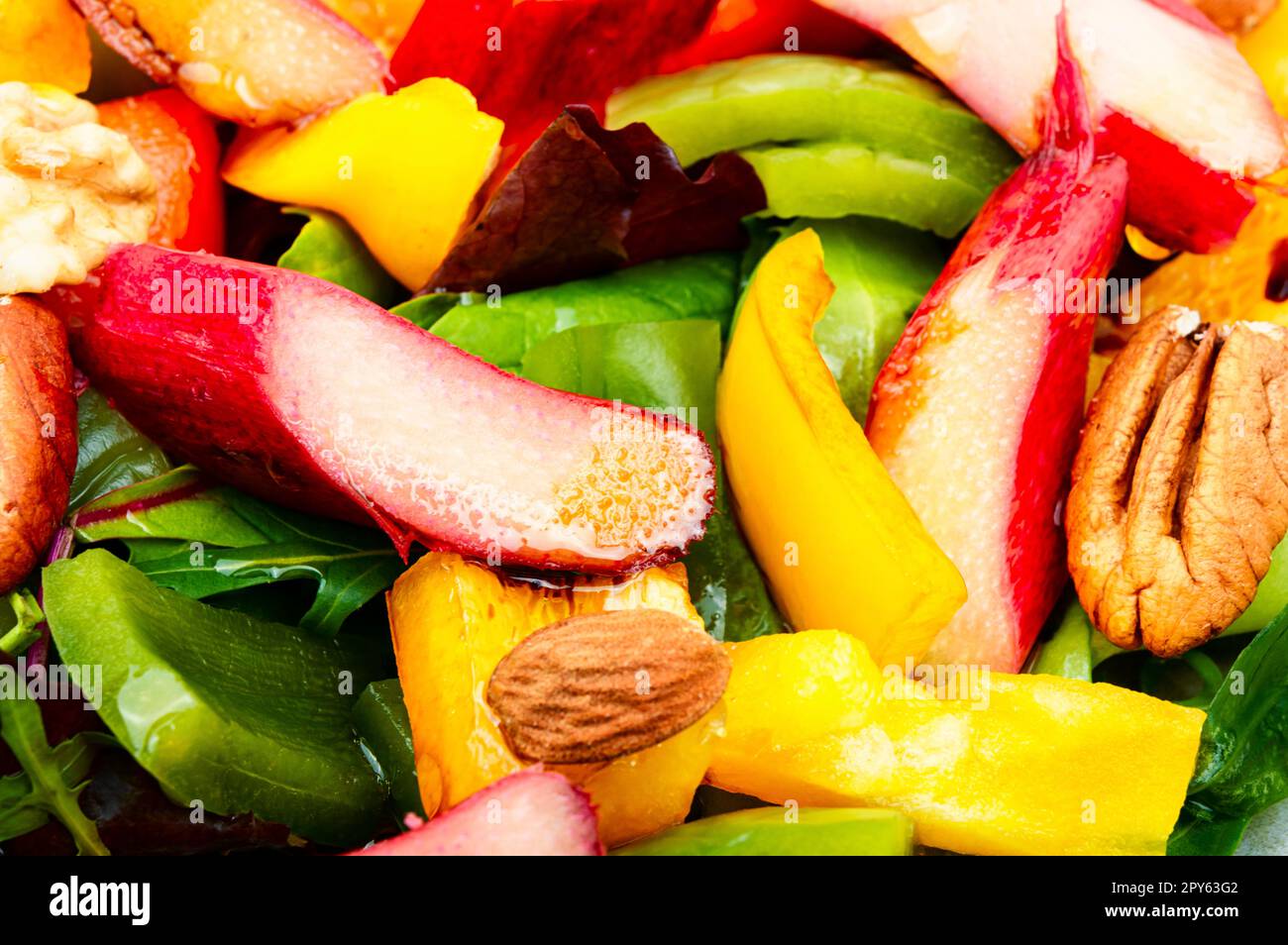 Frühlingssalat mit Rhabarber, gesunde Nahrung. Stockfoto