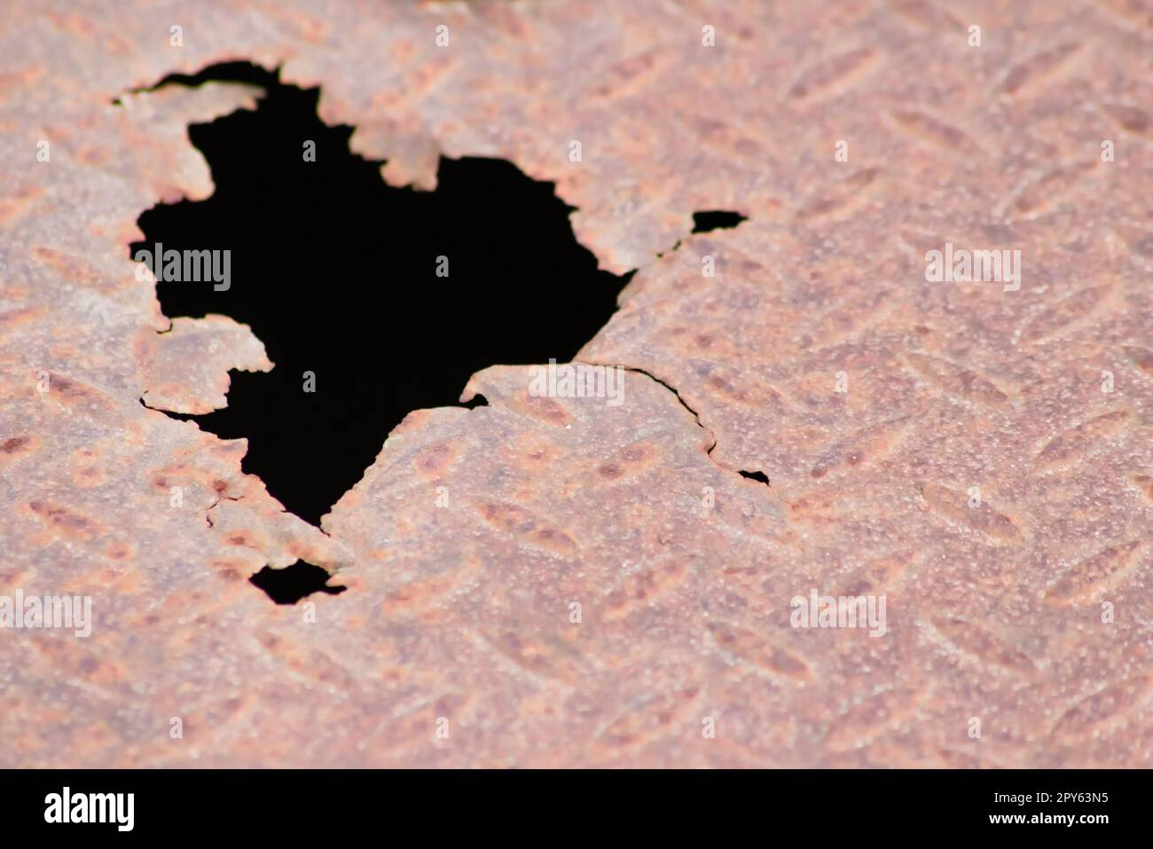 Rostige Metallplatte mit Korrosionslöchern auf alter korrodierter diamantplatte zeigt bei Dampf-Punk-Szenarien mit beschädigter Oberfläche bei Stahlplatten der Kategorie Industrie Grunge-Stahl und verwitterten Metallrost Stockfoto