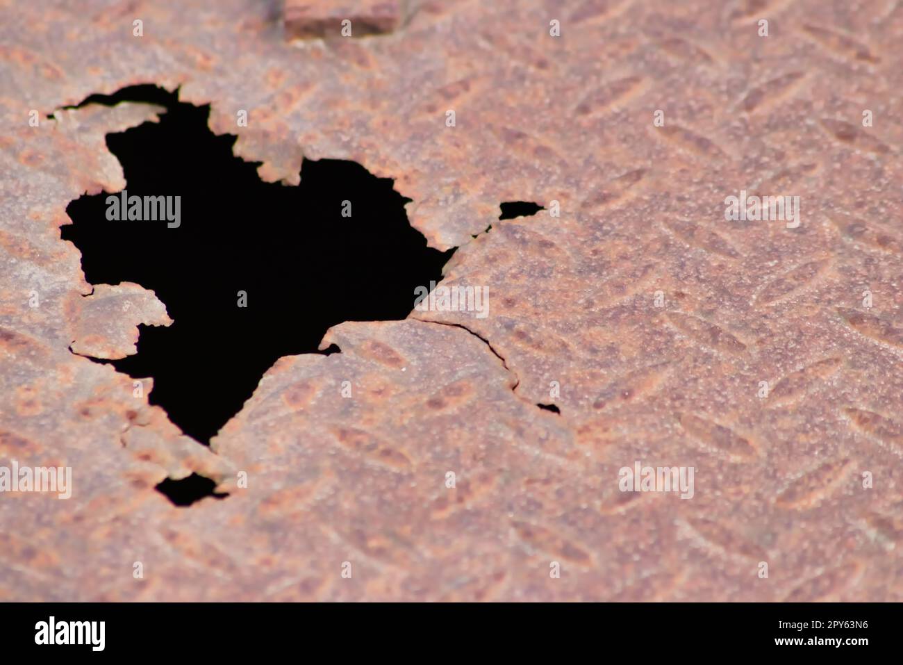 Rostige Metallplatte mit Korrosionslöchern auf alter korrodierter diamantplatte zeigt bei Dampf-Punk-Szenarien mit beschädigter Oberfläche bei Stahlplatten der Kategorie Industrie Grunge-Stahl und verwitterten Metallrost Stockfoto
