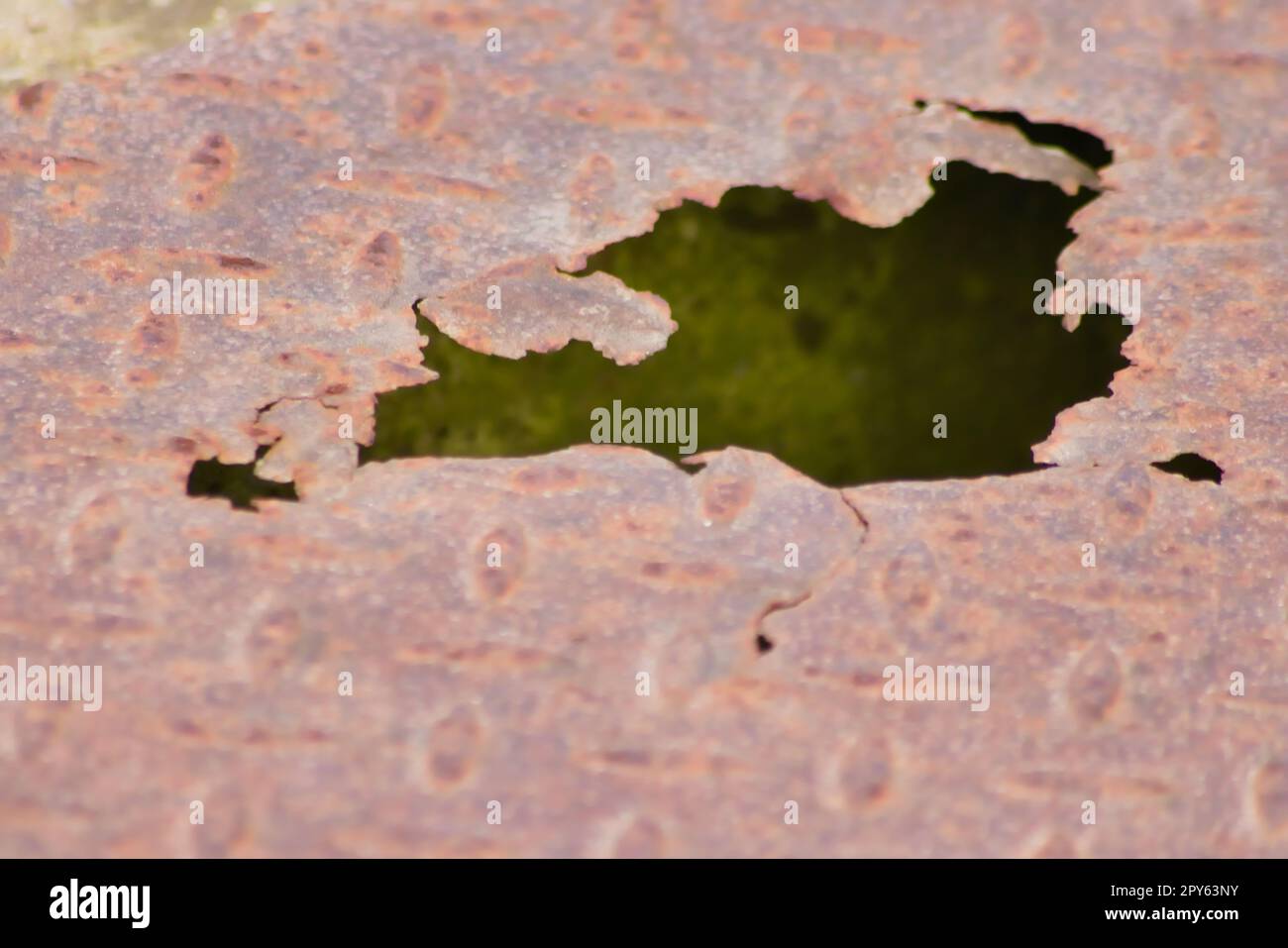 Rostige Metallplatte mit Korrosionslöchern auf alter korrodierter diamantplatte zeigt bei Dampf-Punk-Szenarien mit beschädigter Oberfläche bei Stahlplatten der Kategorie Industrie Grunge-Stahl und verwitterten Metallrost Stockfoto