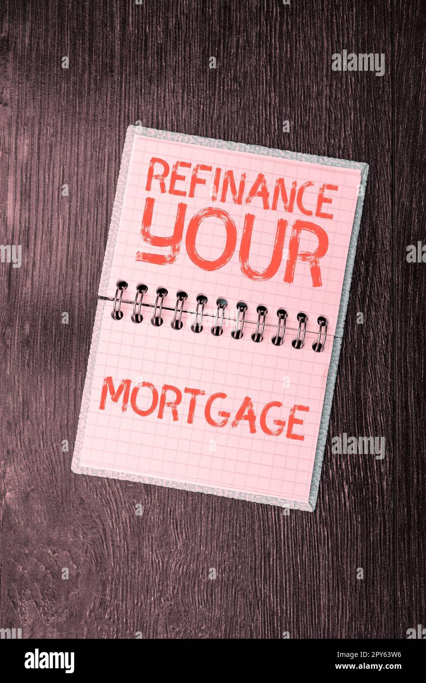 Unterschreiben Sie, dass Sie Ihre Hypothek refinanzieren. Geschäftsideen ermöglichen es dem Kreditnehmer, bessere Zinskonditionen und Zinssätze zu erhalten Stockfoto