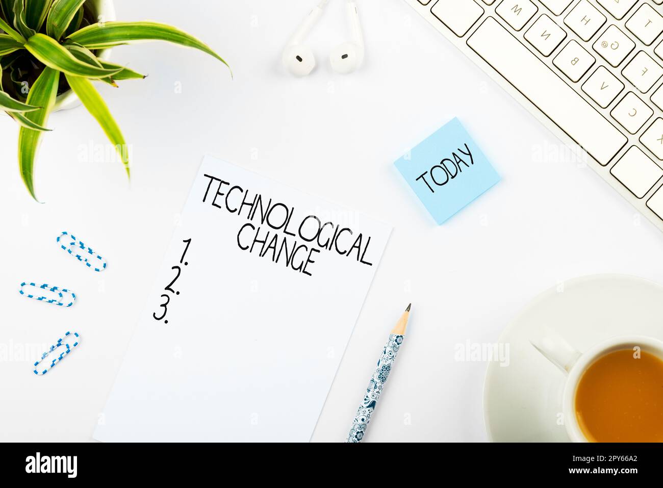 Technologischer Wandel bei handschriftlichem Text. Wort für Effizienzsteigerung eines Produkts oder Prozesses Stockfoto