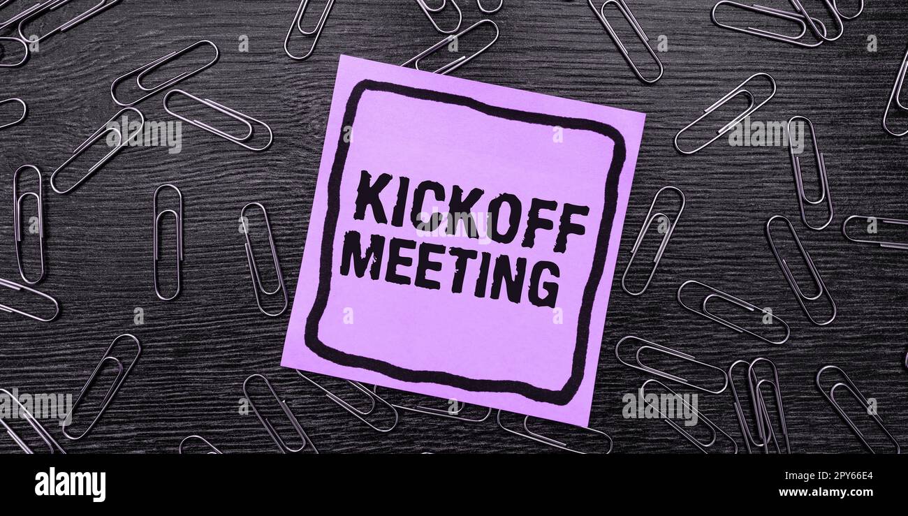 Schreiben mit Text Kickoff Meeting. Geschäftsausstellung Sonderdiskussion über die mit dem Projekt verbundenen Rechtvorschriften Stockfoto