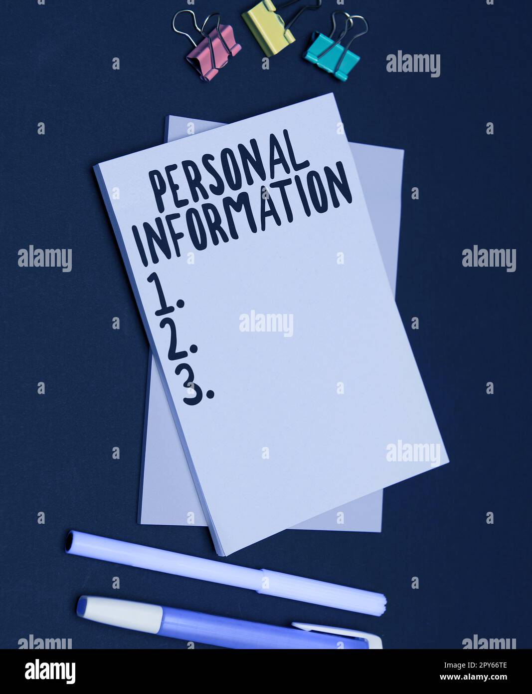 Text mit persönlichen Informationen zur Inspiration. Die Geschäftsidee hat Informationen über eine identifizierbare Person aufgezeichnet Stockfoto