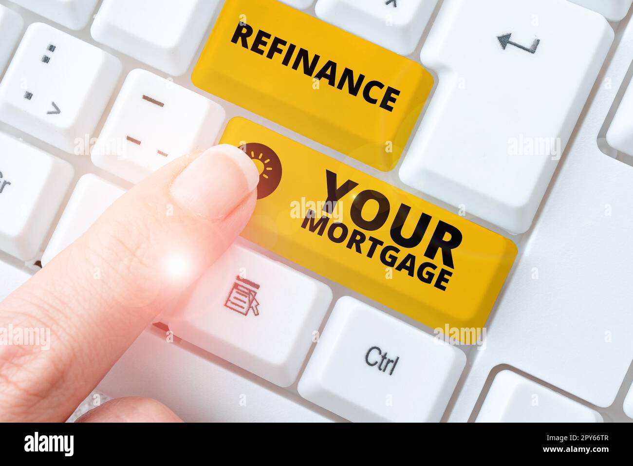 Schreiben mit Text Refinanzierung Ihrer Hypothek. Ein Konzeptfoto ermöglicht es dem Kreditnehmer, eine bessere Zinslaufzeit und einen besseren Zinssatz zu erzielen Stockfoto