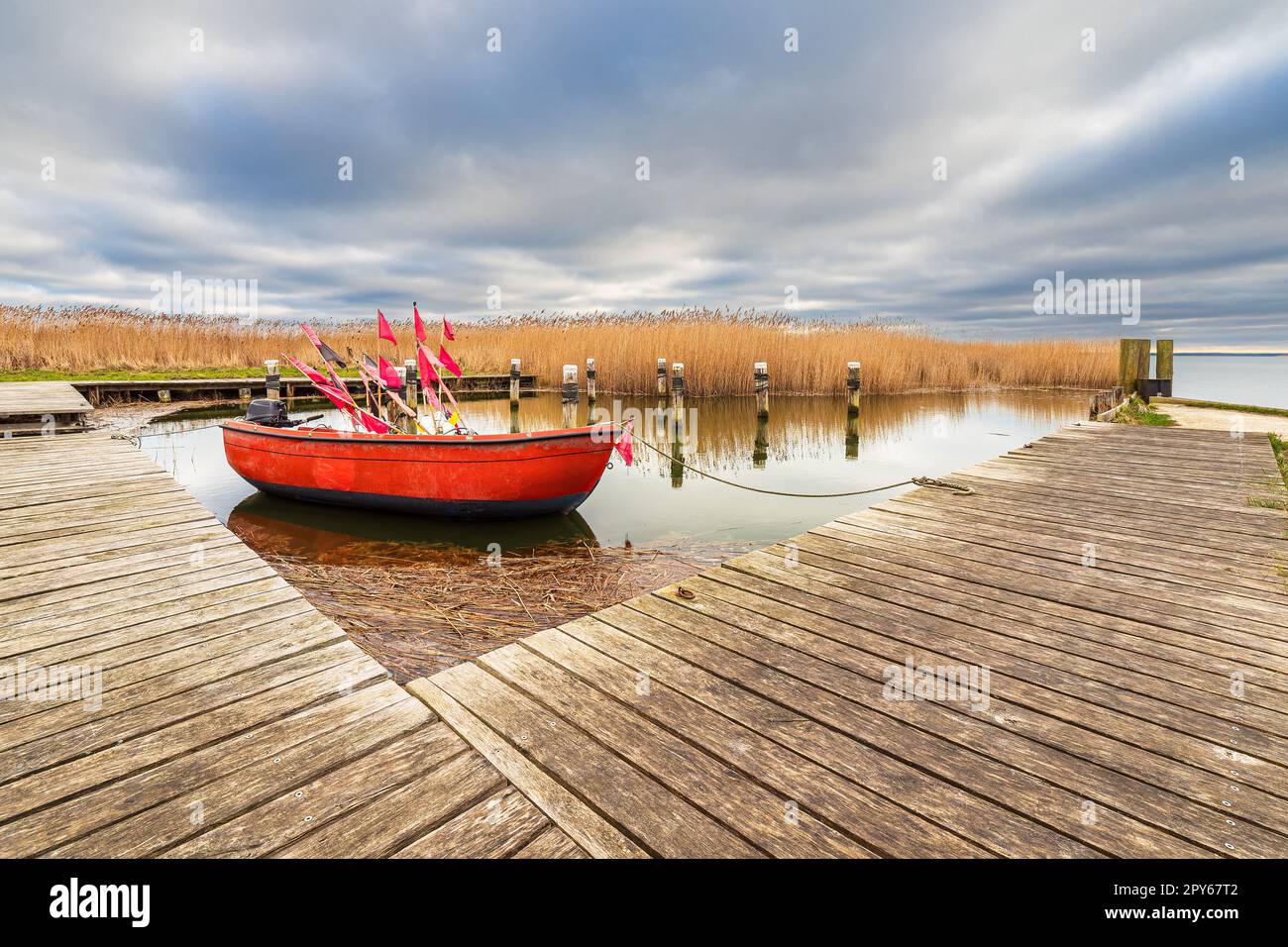 Rotes Fischerboot im Hafen von Althagen, Deutschland Stockfoto