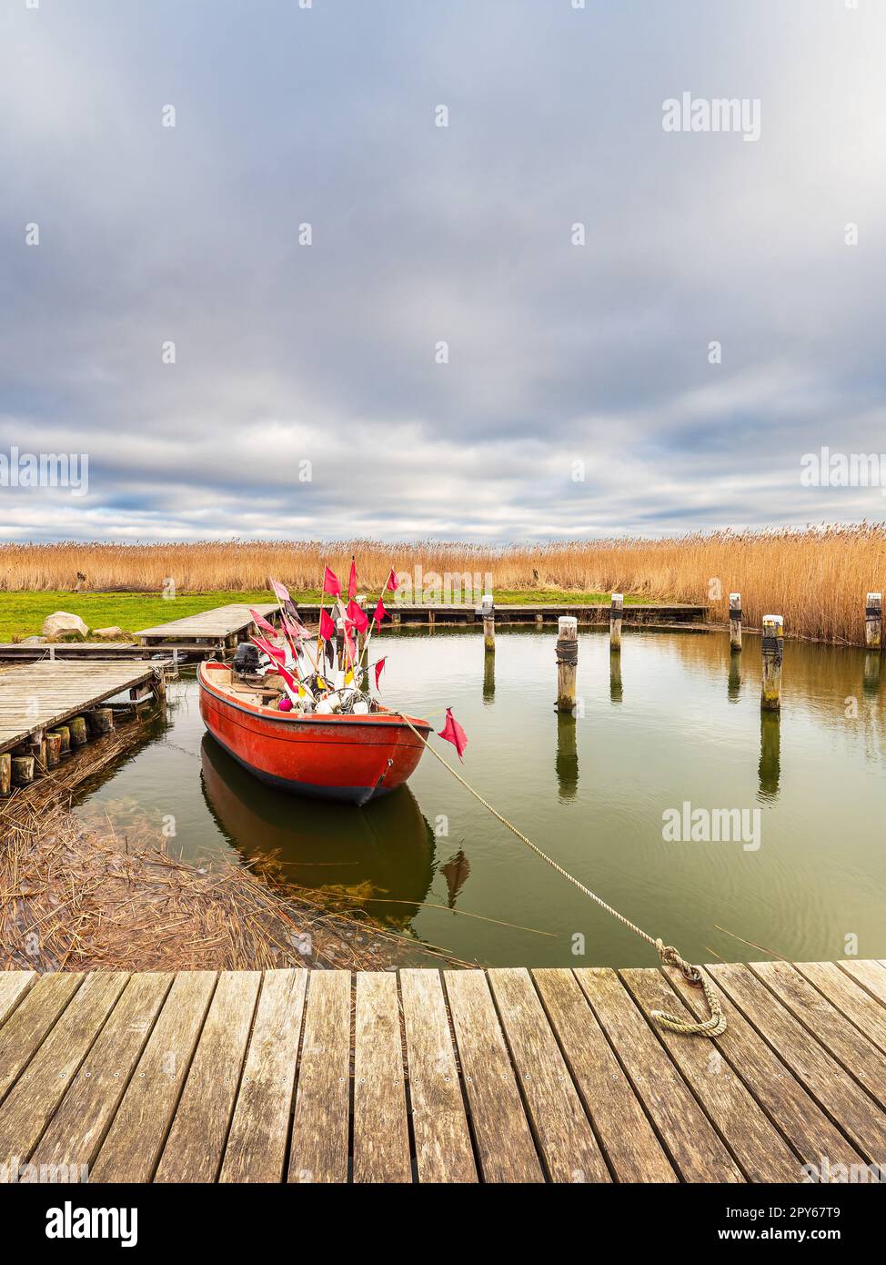 Rotes Fischerboot im Hafen von Althagen, Deutschland Stockfoto