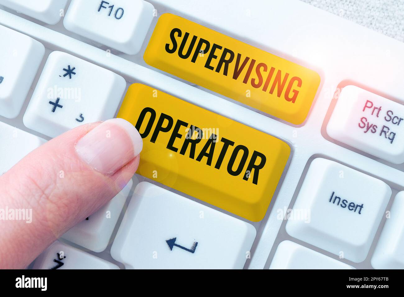 Schild mit der Aufschrift „Supervising Operator“. Wort für Überwachung und Koordination des Anlagenbetriebs Stockfoto