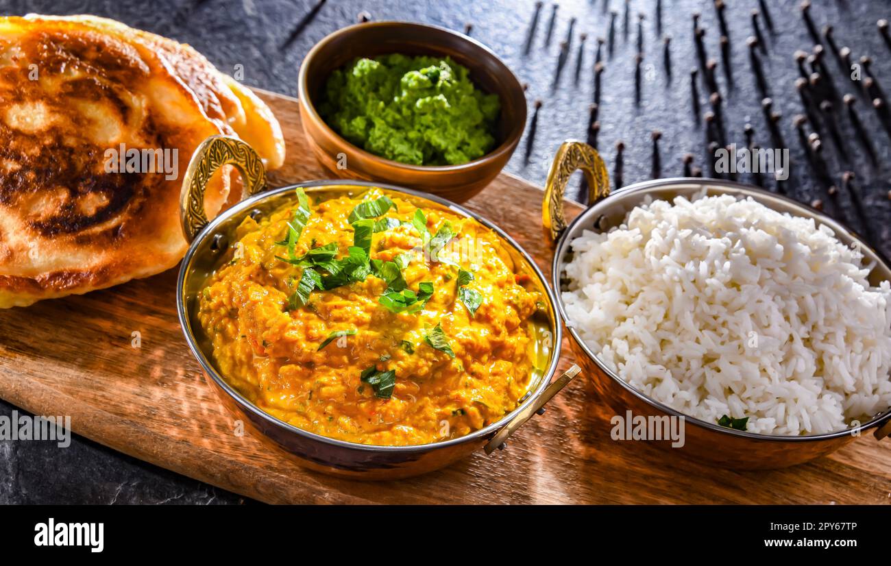 Curryhähnchen mit Reis, serviert in originalen indischen Karahi-Töpfen Stockfoto