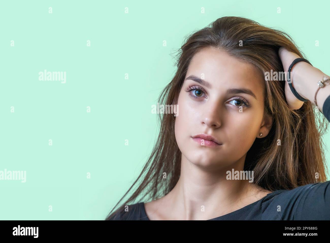 Porträt eines attraktiven Mädchens mit grünem Hintergrund. Stockfoto