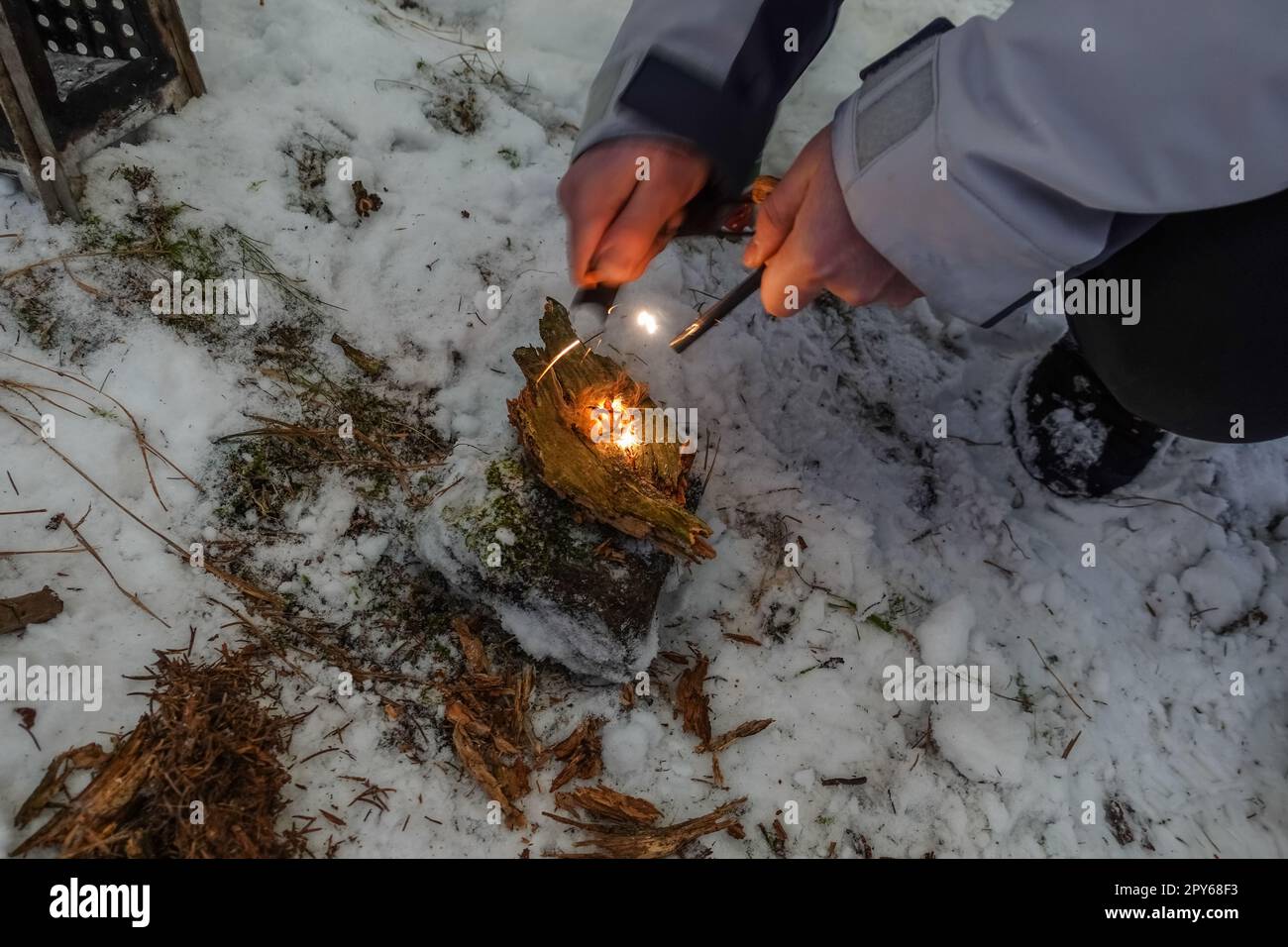 Feuer machen mit einem Feuerzünder in der Natur und im Winter Stockfoto