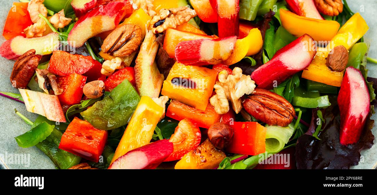 Gesunder Salat mit Rhabarber und veganem Salat Stockfoto