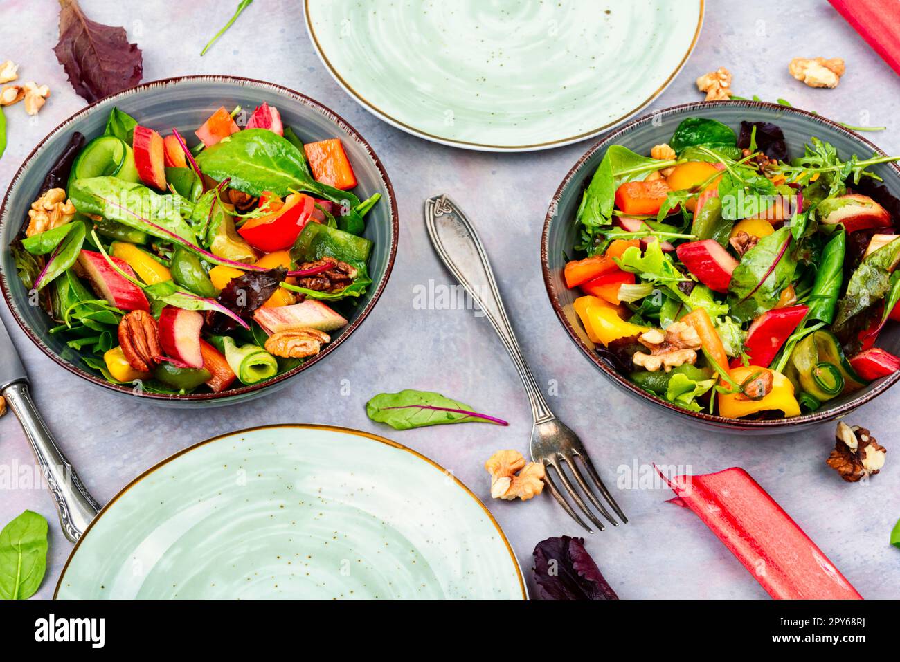 Gesunder Salat mit Rhabarber und veganem Salat Stockfoto