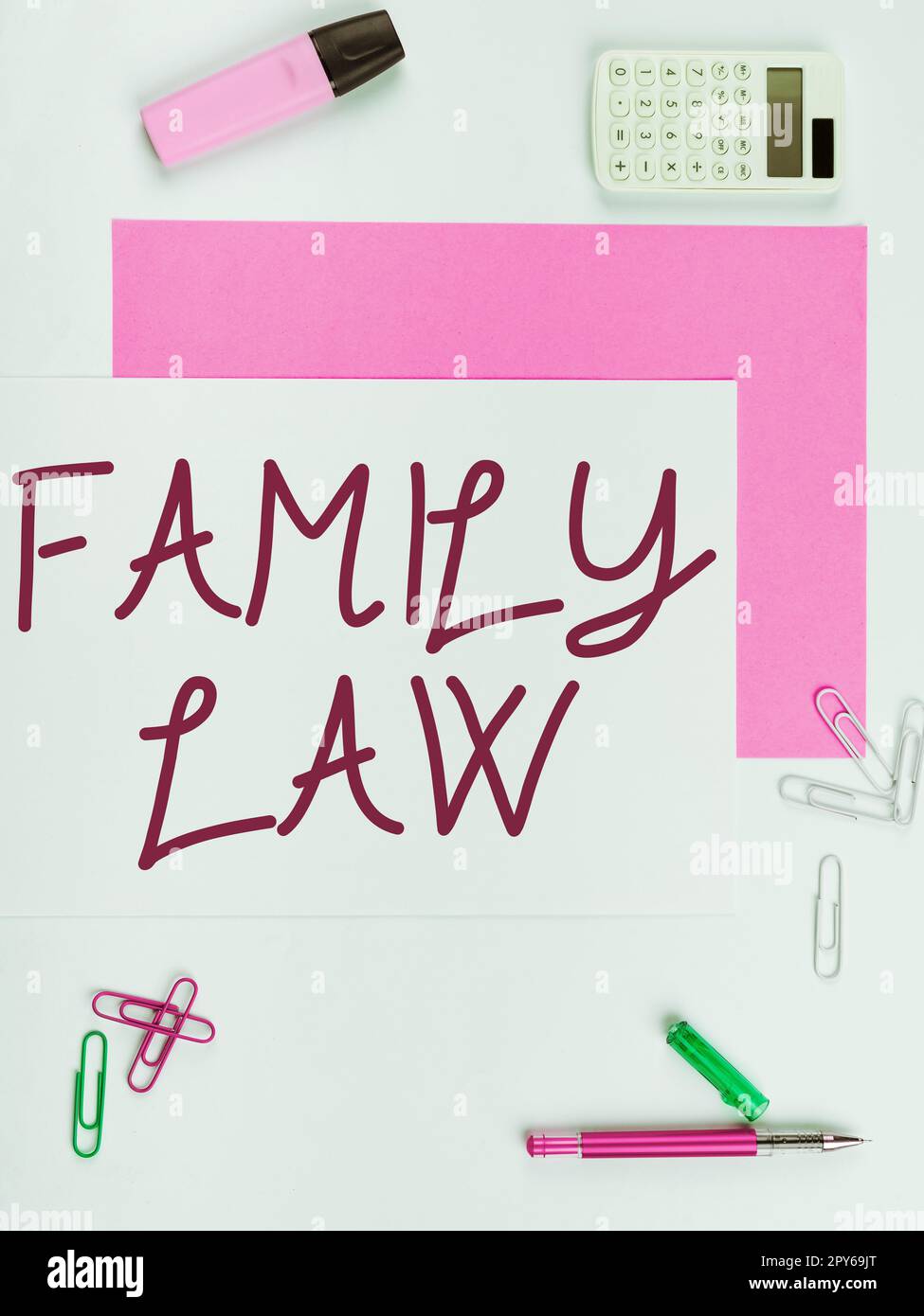 Schreiben mit Anzeige des Textes Familiengesetz. Wort für den Rechtszweig, der sich mit Familienangelegenheiten befasst Stockfoto