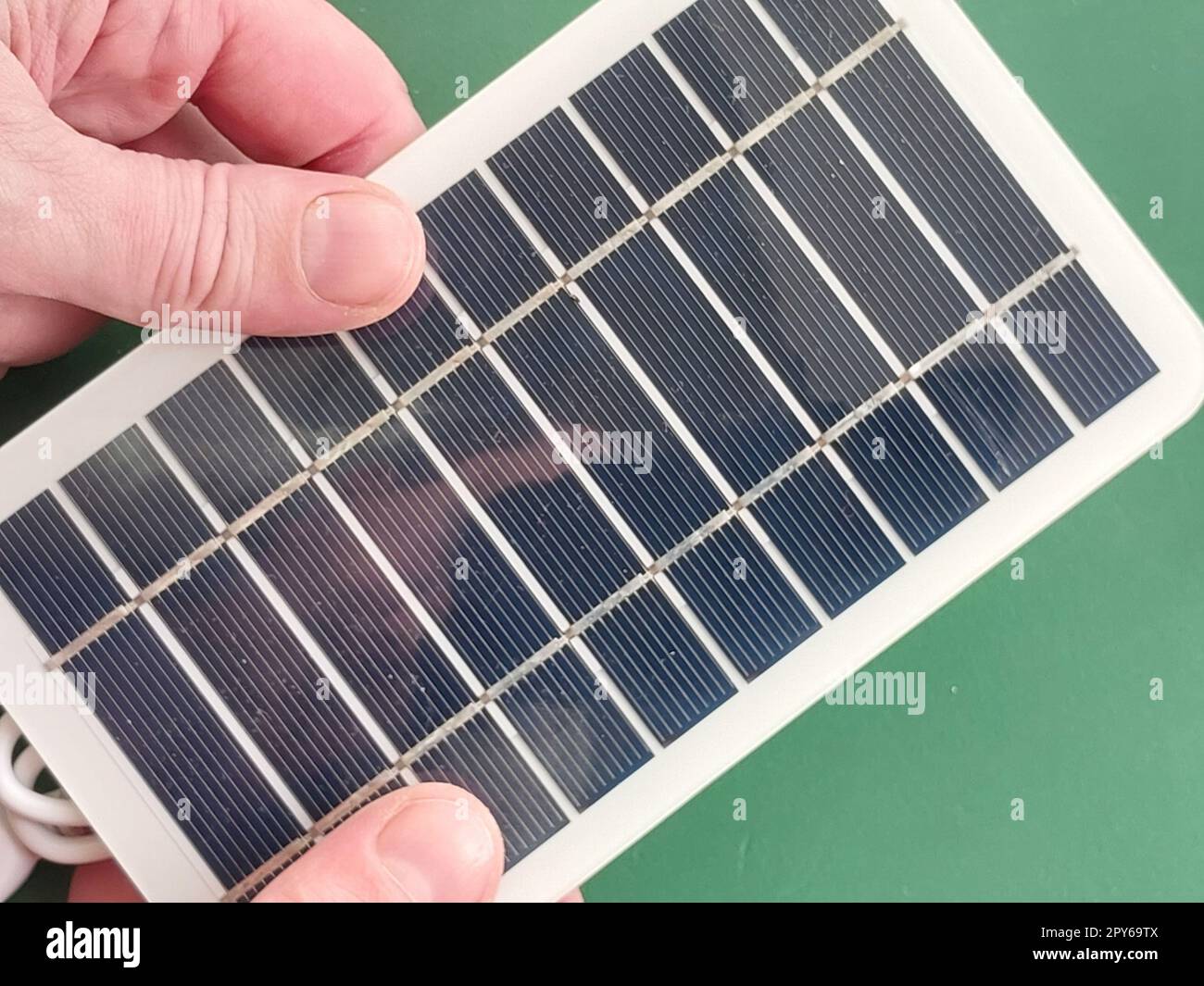 Solarakku zum Aufladen von Smartphone und Powerbank Stockfoto