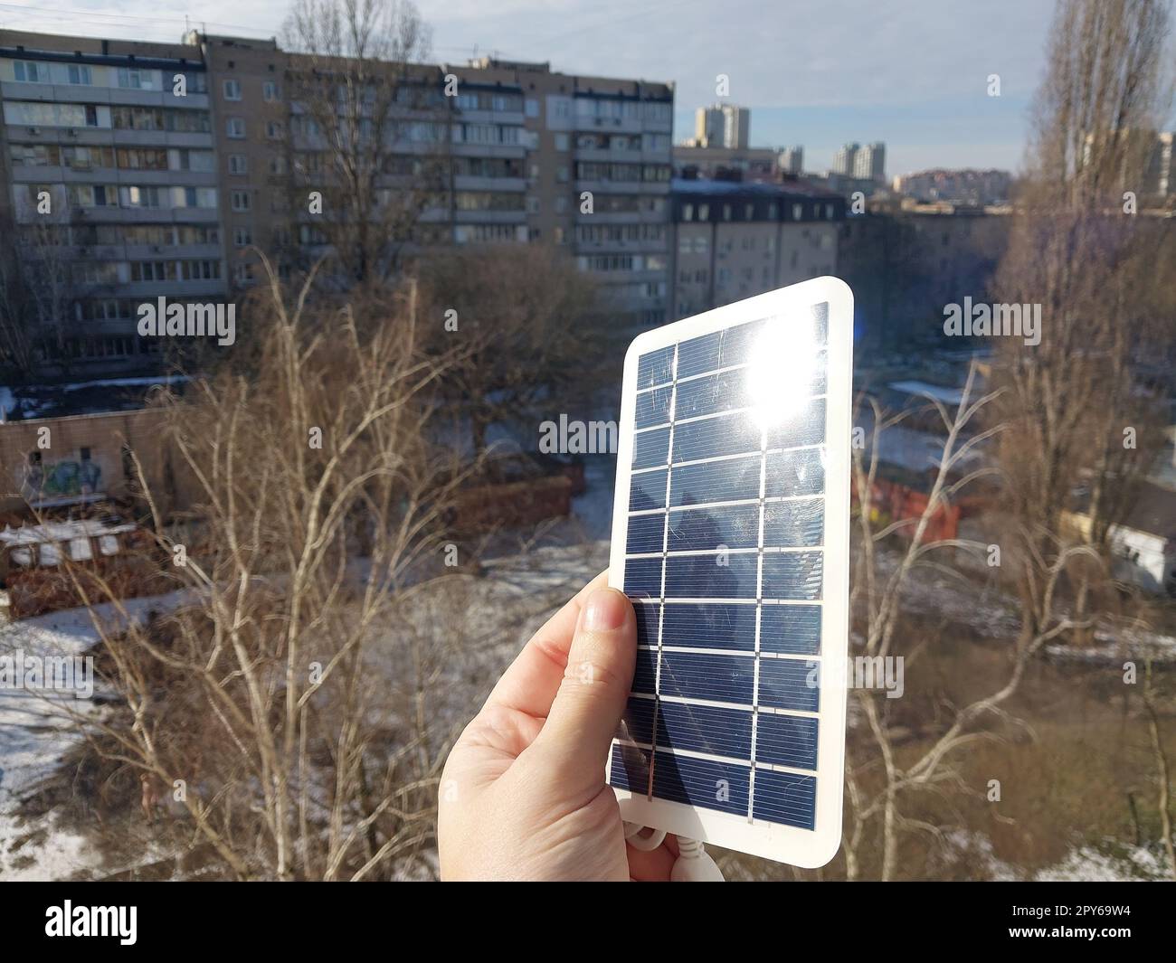 Solarakku zum Aufladen von Smartphone und Powerbank Stockfoto