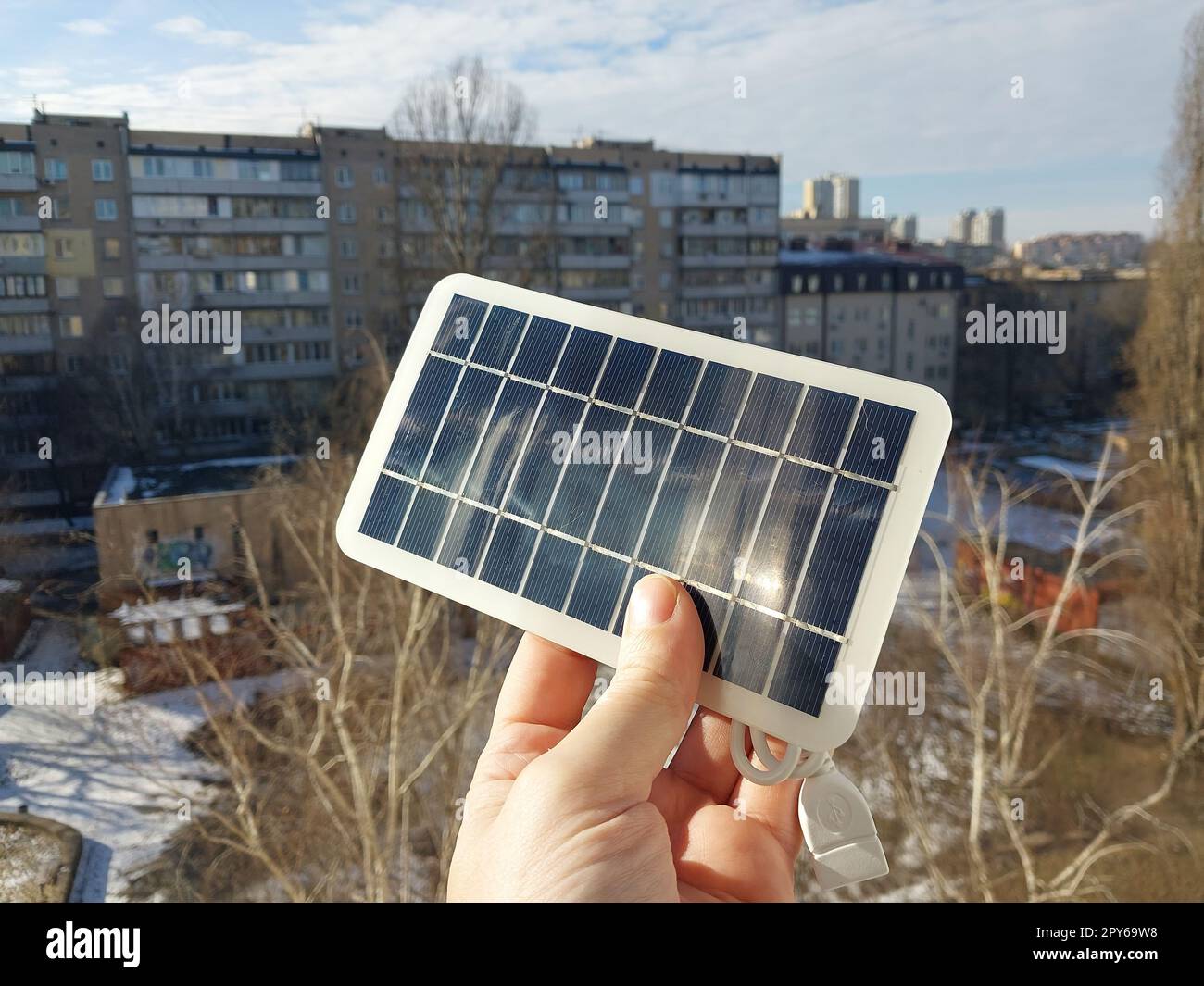 Solarakku zum Aufladen von Smartphone und Powerbank Stockfoto
