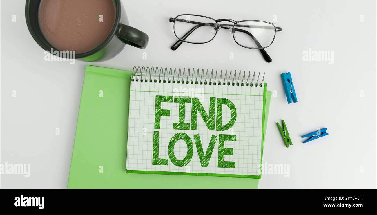 Schrift mit Text "Liebe finden". Wort für Zuneigung für einen anderen, der aus Verwandtschaft oder persönlichen Bindungen entsteht Stockfoto