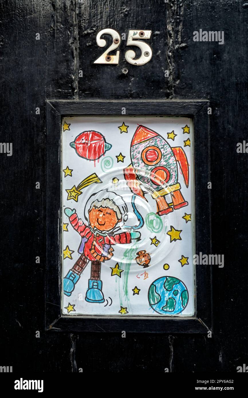 Kinderkunst mit Zeichenmotiv an der Eingangstür eines Hauses. England Großbritannien Stockfoto