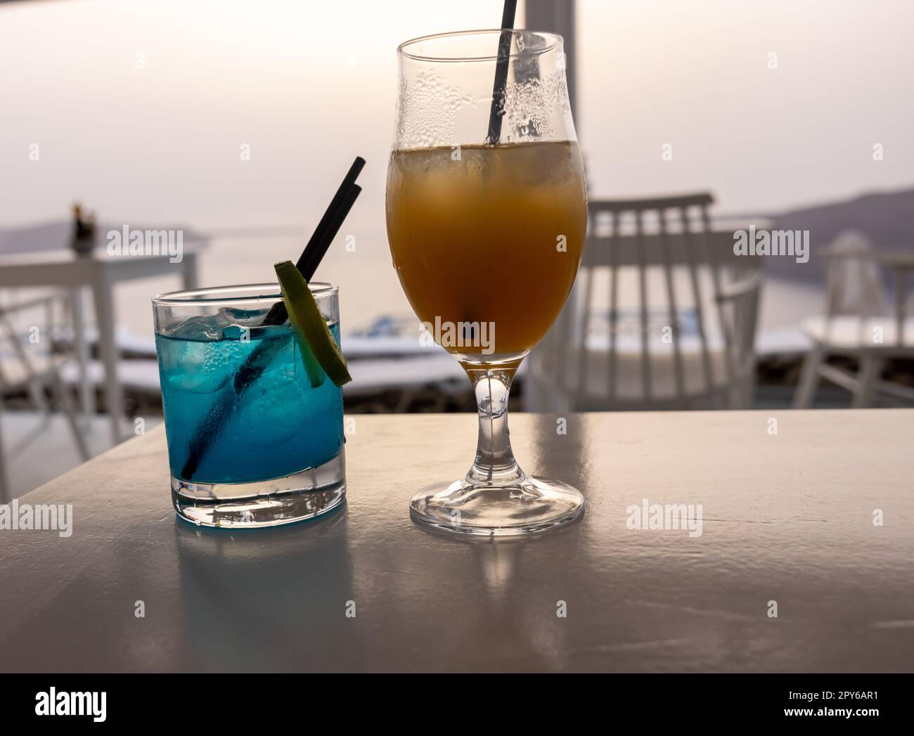 Zwei Cocktails warten darauf, während des Sonnenuntergangs in Santorin getrunken zu werden Stockfoto