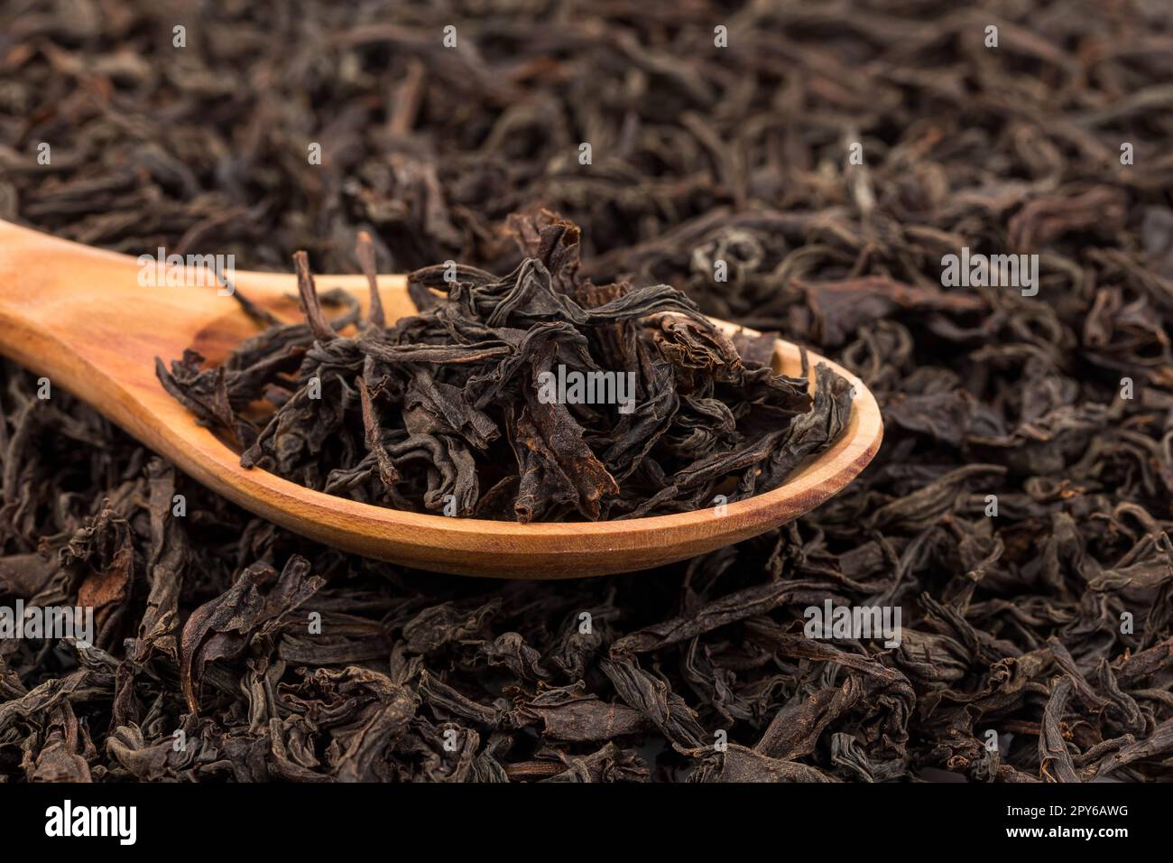 Schwarzer Tee in einem Löffel Stockfoto