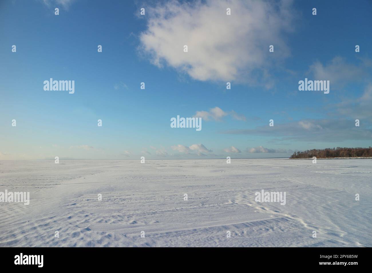 Gefrorener See mit Winterschnee bedeckt Stockfoto