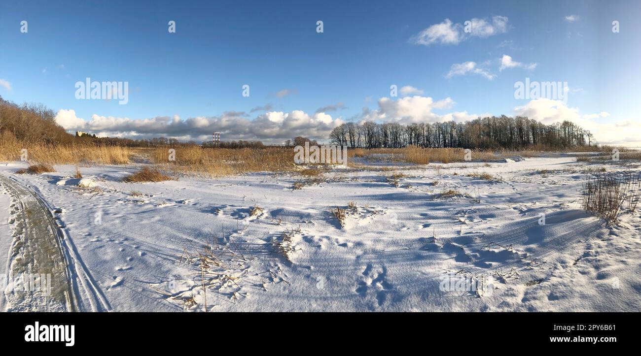 Verschneites Seeufer Panorama sonnige Landschaft Stockfoto