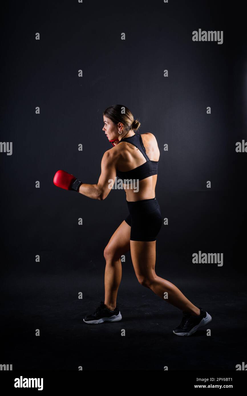 Frau macht High-Kick, Tae-bo. Sportliche Passform für Damen mit perfektem Körperkick und Schlägen mit den Beinen Stockfoto