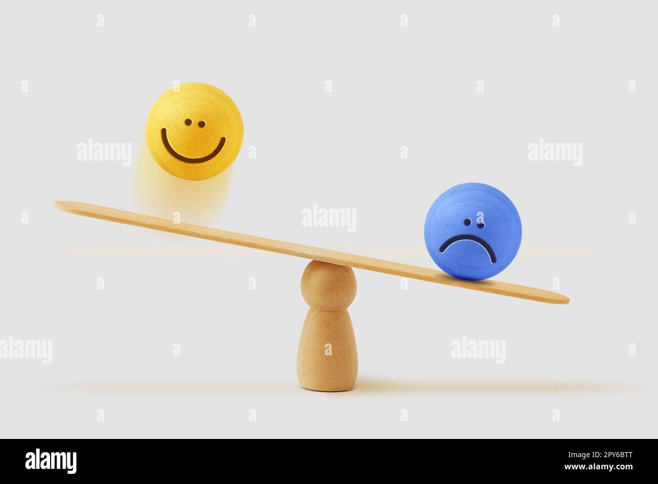 Balance Scale with happy and traurig face - Begriff von Traurigkeit und psychischer Erkrankung Stockfoto