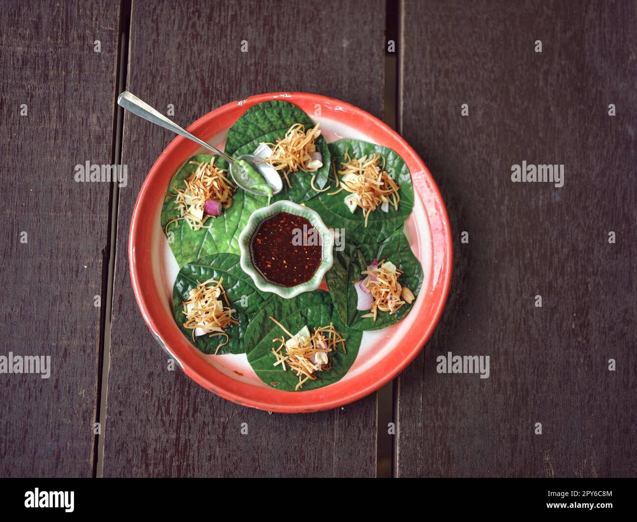 Herzhafte Blattwicklungen oder Miang Kham Stockfoto
