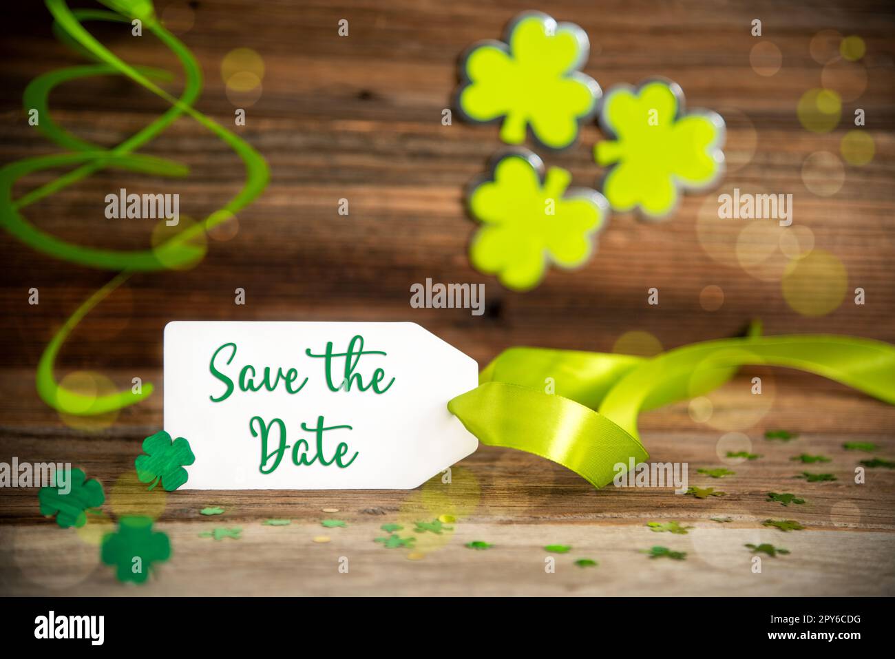 Saint Patrick's Day Dekoration, Etikett mit englischem Text Save the Date Stockfoto