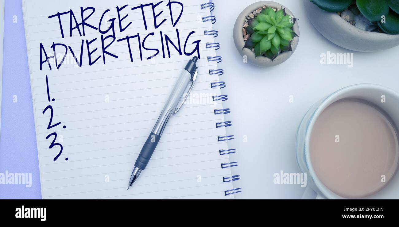 Handschriftliche Texte gezielte Werbung. Wort, das auf Online-Werbeanzeigen basierend auf Verbraucheraktivitäten geschrieben wurde Stockfoto