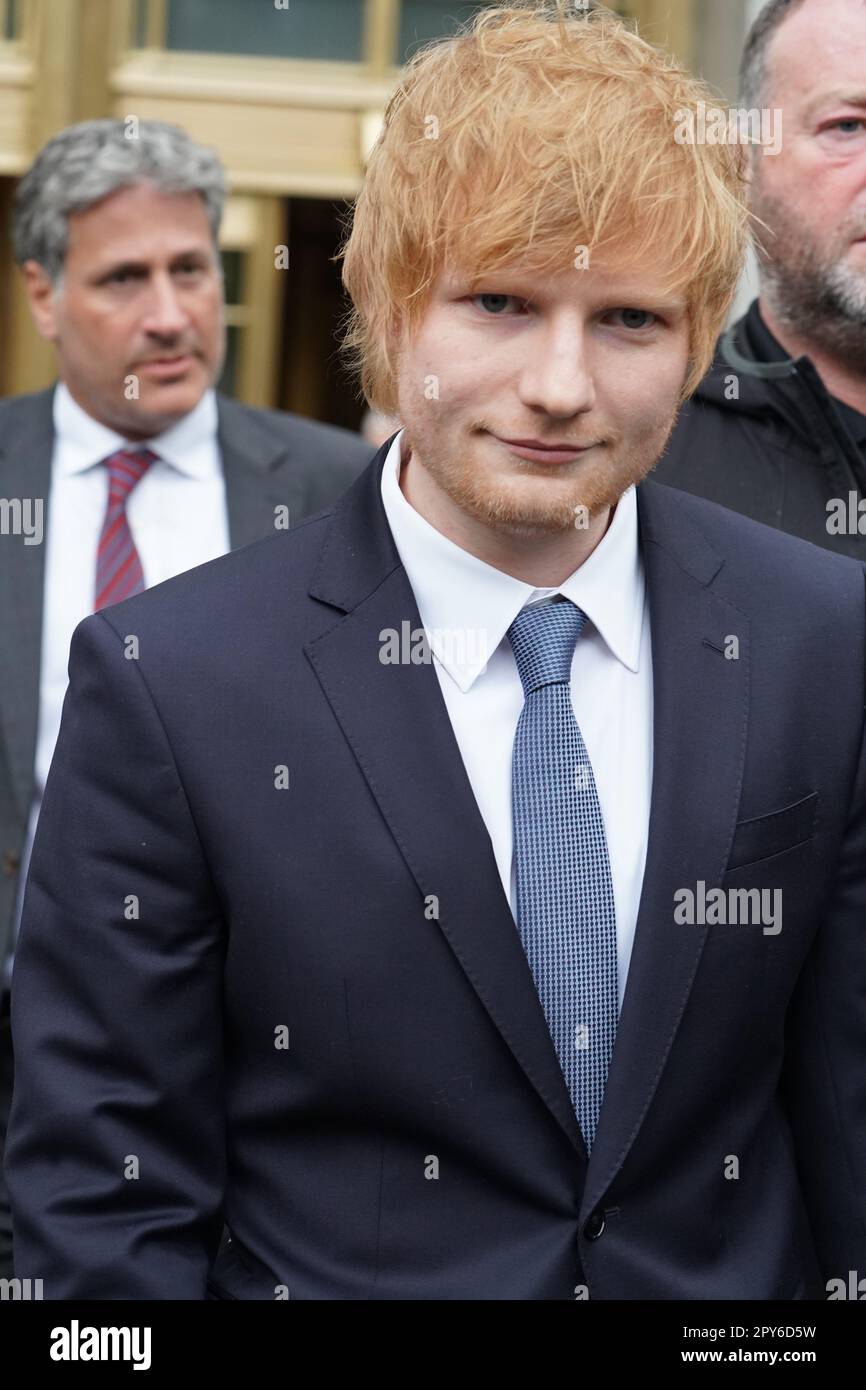 New York, Usa. 24. April 2023. Ed Sheeran verlässt das Manhattan Federal Court mit seinen Anwälten, nachdem er zu seiner eigenen Verteidigung gegen Anschuldigungen von Marvin Gayes Nachlass wegen angeblicher Urheberrechtsverletzung ausgesagt hat. Kredit: SOPA Images Limited/Alamy Live News Stockfoto