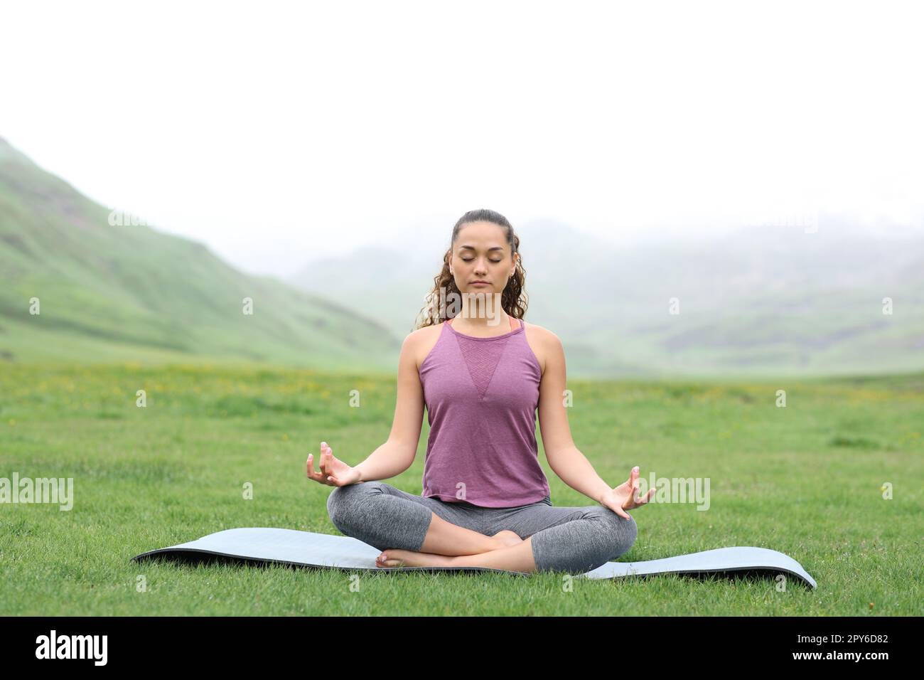 Yogi macht Yoga an einem nebligen Tag Stockfoto