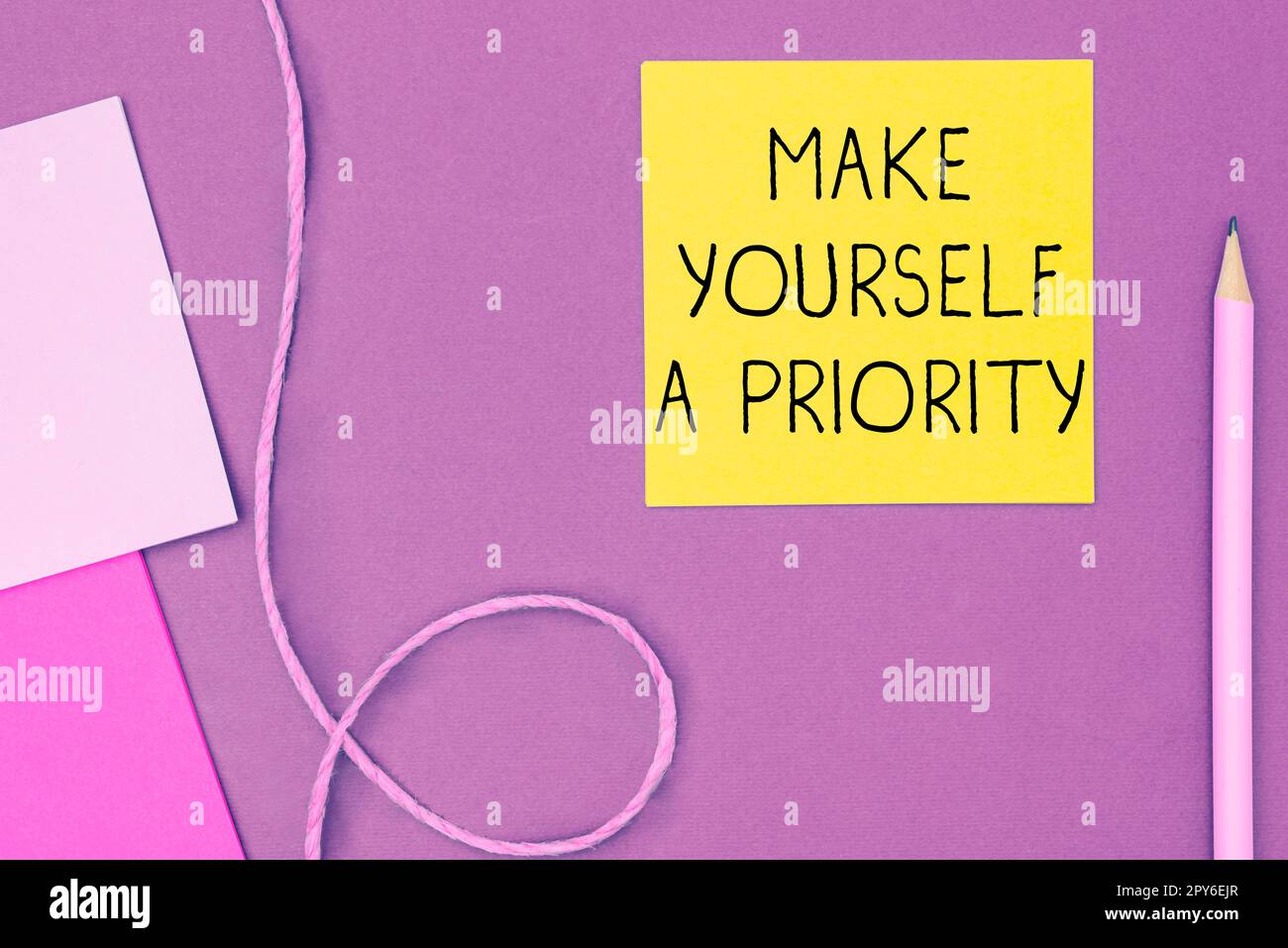 Handschrifttext: Machen Sie sich Selbst Zur Priorität. Geschäftsidee Denken Sie in Ihrer eigenen guten ersten persönlichen Entwicklung Stockfoto
