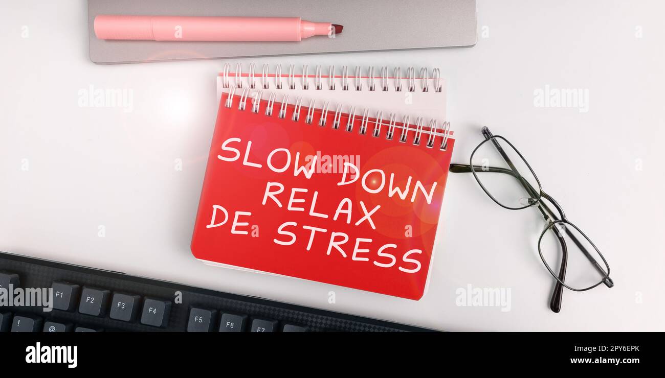 Handgeschriebener Text langsamer Relax De Stress. Internetkonzept Have a Break Stresspegel reduzieren Ruhe Stockfoto