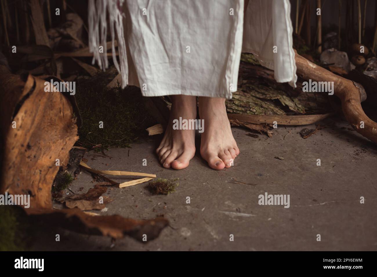 Nahaufnahme Barfußfrau, die in einer holzverarbeitenden Werkstatt steht Konzeptfoto Stockfoto